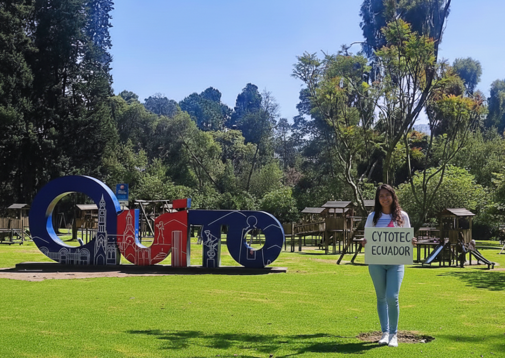 CHICA CON LETRERO DE CYTOTEC ECUADOR EN QUITO