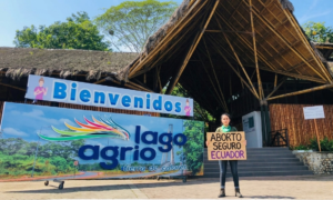 mujer con letrero aborto seguro lago agrio